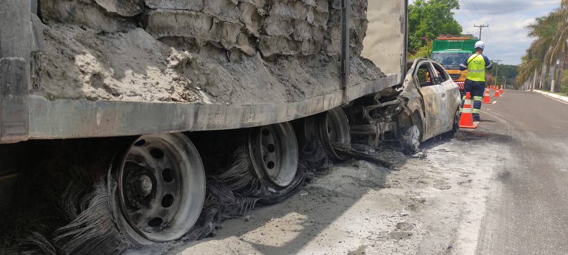 Foto 3 de 8 — Carro pega fogo após acidente com carreta em Boa Esperança do Sul
